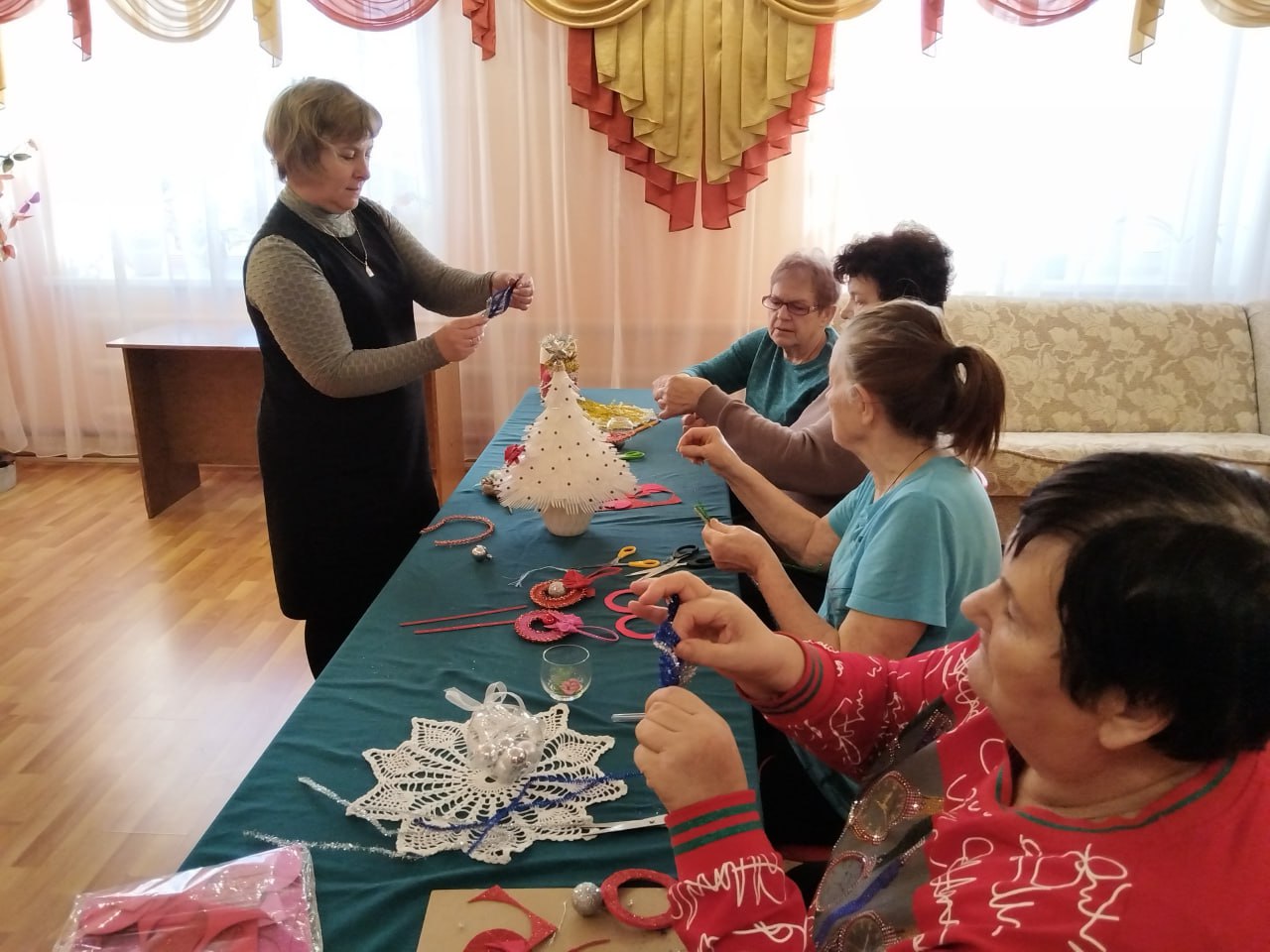 Саратовские пенсионеры мастерили елочные игрушки